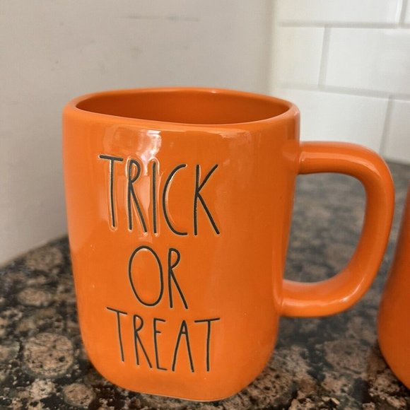 RAE DUNN 2pk Ceramic Trick Or Treat Mugs New in box - Picture 5 of 6